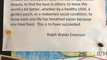 Bezos sering menunjukkan beberapa hal yang menginspirasinya. Salah satunya adalah puisi karya Ralph Waldo Emerson yang ia tempel di kulkasnya. Foto: Instagram