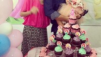 Begini pose manis Jerry, ibunda dan Shakira yang sedang berulang tahun. Tumpukan cupcake bertema Princess jadi pelengkap hari manis Shakira. Foto: Instagram jerryaurum