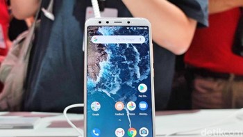 Penampakan Xiaomi Mi A2 Lite dari depan. Ia mengusung bentang layar 5,99 inch dengan aspek rasio 18:9 dan resolusi Full HD. Foto: Dhani Irawan/detikcom