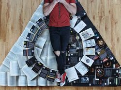 Super Kreatif! Pria Ini Bikin Foto Keren Pakai Susunan Buku