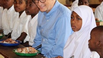 Bill Gates pertama kali bergabung di Instagram pada bulan Agustus 2017. Ia menyapa Instagram dari Tanzania saat sedang mengunjungi sebuah sekolah dasar dan bertemu dokter yang mendedikasikan kerjanya untuk melawan penyakit tropikal. Foto: Instagram