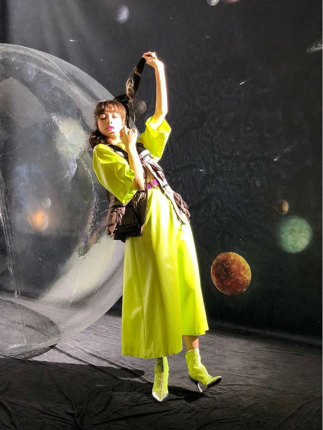 Tampil edgy dan cheerful dengan gaun warna neon untuk pemotretan NYLON Japan. Sepertinya cuma Lisa yang bisa tampil keren dengan busana unik ini. Foto: Instagram