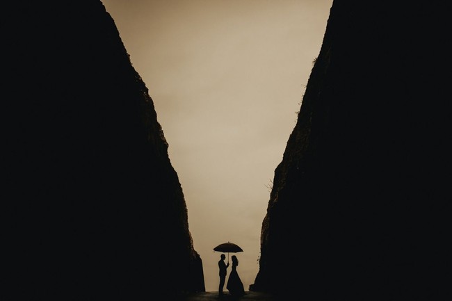 Budy Pratama dari Terralogical menghadirkan siluet pasangan yang seolah bercerita lewat foto yang dramatis. Foto: Dok. Junebug Weddings/Budy Pratama of Terralogical