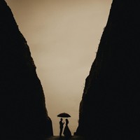 Budy Pratama dari Terralogical menghadirkan siluet pasangan yang seolah bercerita lewat foto yang dramatis. Foto: Dok. Junebug Weddings/Budy Pratama of Terralogical