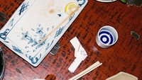 Sumpit yang terbungkus menandakan sambutan bagi tamu. Sedangkan melipat bungkus sumpit kembali artinya berterima kasih kepada empunya rumah. Inilah bentuk tips yang umumnya dilakukan di Jepang (Japanese Tip/Facebook)