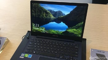 Keunggulan UX331UN juga ditunjukkan lewat ketajaman layarnya yang bisa dilihat dari sudut pandang 178 derajat. Foto: detikINET/Agus Tri Haryanto