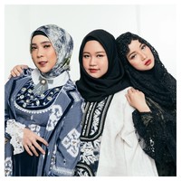 Busana kedua yang mereka pakai merupakan koleksi Vivi Zubedi yang bertajuk Urang Banua. Koleksi ini pernah dihelat di New York Fashion Week awal tahun 2018. Foto: Diera Bachir /Firaa Assegaf