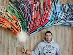 Super Kreatif! Pria Ini Bikin Foto Keren Pakai Susunan Buku