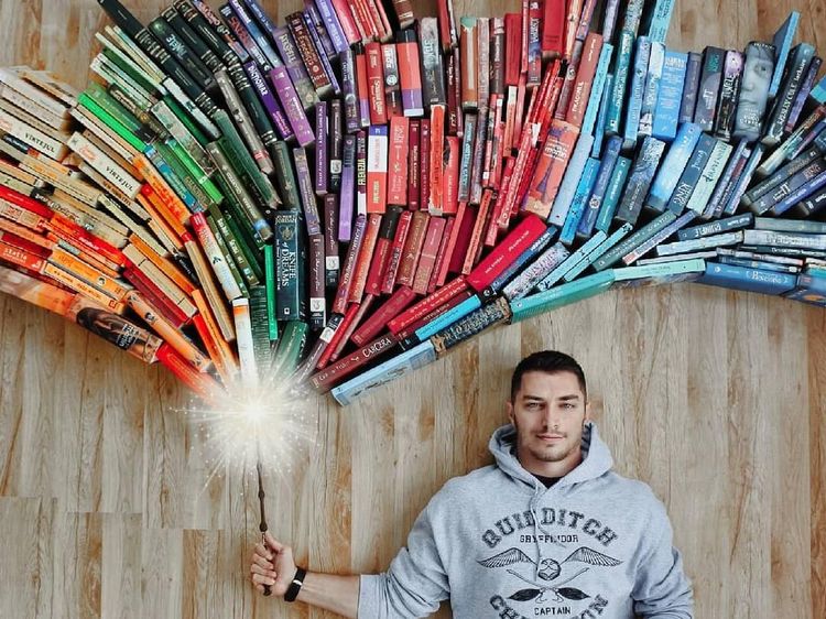 Super Kreatif! Pria Ini Bikin Foto Keren Pakai Susunan Buku
