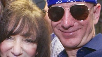 Bezos dan Gates sama-sama menyayangi perempuan di kehidupannya. Bezos mengucapkan terima kasih kepada ibunya, Jacklyn Bezos atas segalanya saat perayaan Hari Ibu tahun ini. Foto: Instagram