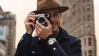 Kenalan yuk sama blogger tampan Adam Gallagher. Dia sangat suka dunia fashion dan traveling. (iamgalla/Instagram)