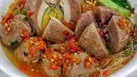 Kalau galau menentukan bakso telur atau bakso urat, ikuti saja cara netizen ini. Seporsi bakso ini isinya bakso telur dan bakso urat, lengkap pakai bihun dan sawi. Duh sambalnya bikin ngiler. Foto : instagram @perutkarets