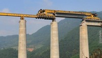 Memasang beton jembatan di ketinggian 700 meter. Beijing Wowjoint Machinery Co/Istimewa.