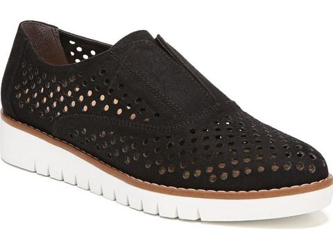 5 Sneakers Nyaman untuk Kamu yang Banyak Berdiri Saat Kerja 