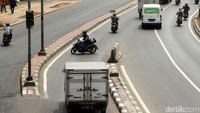 Awas pak ada truk.