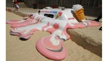 Tapi jangankan es krim, mobilnya pun juga ikut meleleh saking panasnya di sana. Foto: Istimewa