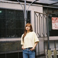 Gaya casual Lisa dengan T-shirt oversized. Tetap cantik! Foto: Instagram