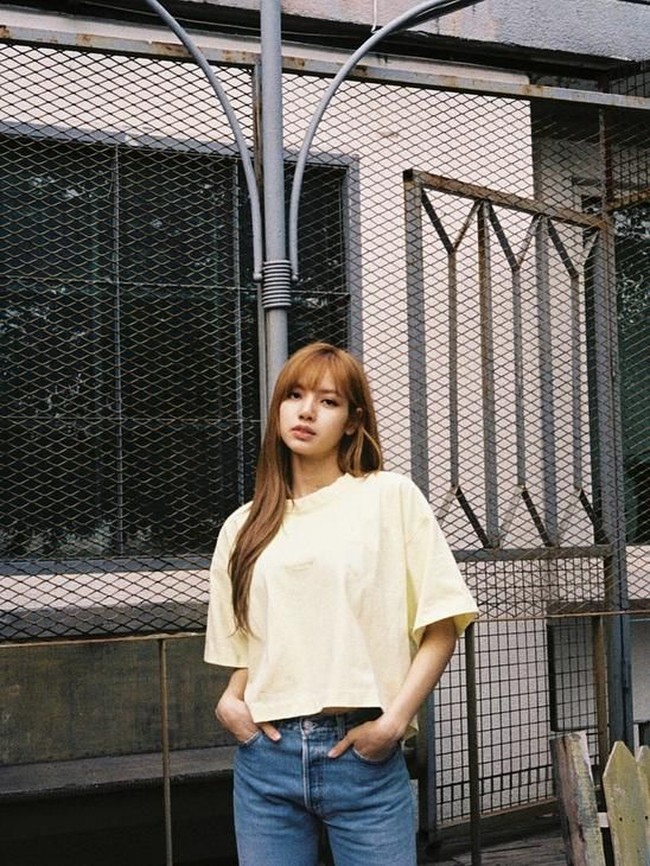 Gaya casual Lisa dengan T-shirt oversized. Tetap cantik! Foto: Instagram