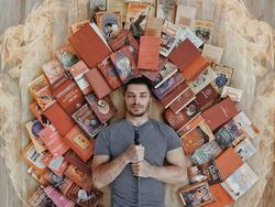 Super Kreatif! Pria Ini Bikin Foto Keren Pakai Susunan Buku