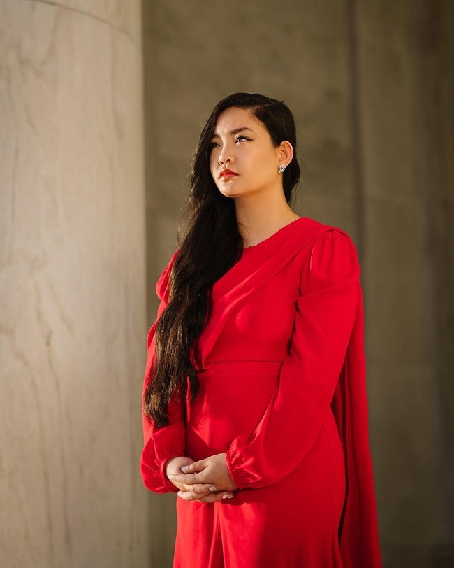 Wanita keturunan Vietnam itu pun akhirnya harus membeli dress merah dengan aksen selendang tersebut secara online. Foto: Instagram @amandangocnguyen