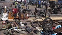 Bagi pecinta alat musik di IJ Hallen banyak ditemukan penjual yang menjajakan berbagai macam jenis alat musik dengan harga miring dan kualitas yang baik. Antara Foto/Hermanus Prihatna.