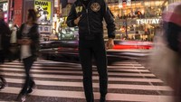 Ini adalah liburan Adam saat berada di Jepang dan berfoto di Jalan Shibuya. (iamgalla/Instagram)