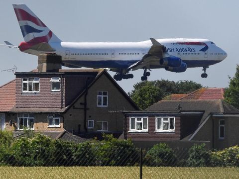 FILE PHOTO: A British Airways Boeing 747 comes in to land at Heathrow airport in London, Britain, June 25, 2018. REUTERS/Toby Melville/File Photo