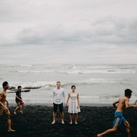 Foto manis yang kasual dan apa adanya. Foto: Dok. Junebug Weddings/Gani Hendra Jaya of Flipmax Photography