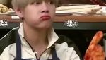 Gemasnya Gaya V BTS Saat Masak dan Makan Semangka