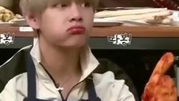 Wah, kayaknya kimchinya enak banget nih sampai-sampai V BTS mengacungkan jempolnya. Apalagi kalau lihat ekspresinya sambil melebarkan lubang hidungnya itu. Foto: Instagram