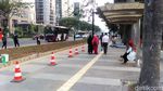Wujud Lahan Rumput yang Halangi Halte di Jl Sudirman