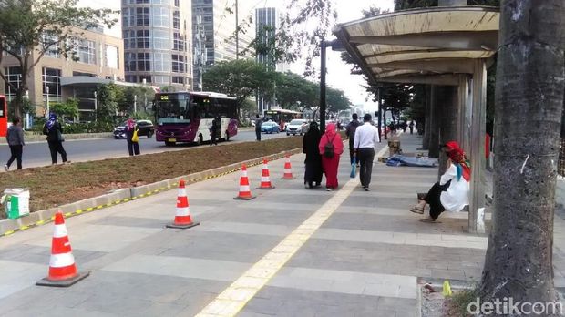 Halte yang terhalang rumput. 