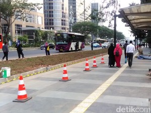 Halte Bus Terhalang Rumput di Jl Sudirman, Ini Kata Sandiaga
