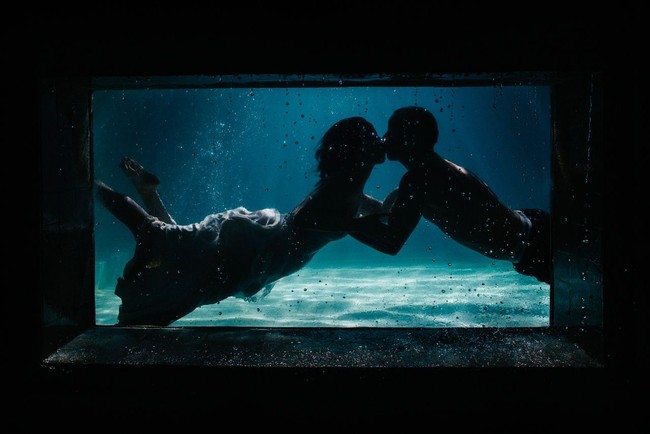 Foto dalam air yang dramatis dan romantis. Foto: Dok. Junebug Weddings/Renata Xavier of Renata Xavier Photography