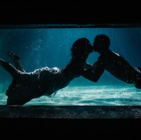 Foto dalam air yang dramatis dan romantis. Foto: Dok. Junebug Weddings/Renata Xavier of Renata Xavier Photography