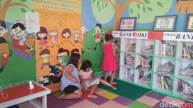 Ruang membaca di RPTRA Kalijodo, Jakarta Barat