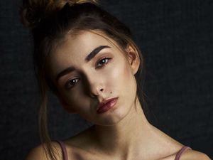 Kepincut Model Cantik yang Punya Rekor Dunia Paling Banyak Disuka di Tinder