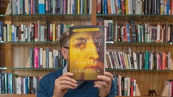 Gates justru melakukan selfie #bookface menggunakan buku biografi Leonardo da Vinci karya Walter Isaacson. Foto: Instagram