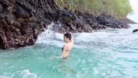 Nadia pun tak sungkan untuk memamerkan kebahagiaannya saat bermain air di pantai (nadiapurwoko/Instagram)