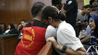 Ia pun meluapkan rasa syukurnya dengan memeluk putrinya itu. Foto: Pool/Palevi S/detikHOT.