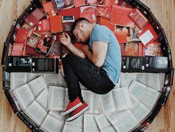 Super Kreatif! Pria Ini Bikin Foto Keren Pakai Susunan Buku