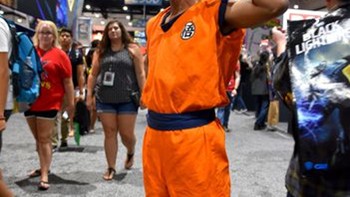 Goku dari Dragon Ball juga datang dengan kostum oranye yang menjadi ciri khasnya. Foto: CNET