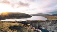 Pulau Faroe juga memiliki danau cantik yang seolah-olah melayang di atas laut. Namanya Danau Leitisvatn yang dimana sisinya sebagian menempel di daratan dan sisi lainnya berebentuk tebing ke arah lautan.(Visit Faroe Islands/Facebook) 