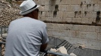 Sehari sebelum insiden ini terjadi, puluhan ribu umat Yahudi memenuhi Tembok Ratapan untuk menghadiri peringatan acara keagamaan tahunan Tisha BAv. Foto: REUTERS/Nir Elias