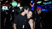 Netizen masih baper dengan foto ini. Bagaimana tidak, Iqbaal Ramadhan yang banyak membuat perempuan klepek-klepek, memeluk dan mencium perempuan ini dengan sangat mesra. Foto: Dok. Instagram/tarrarin