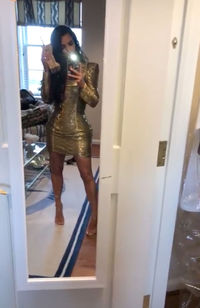 Kim tampil berbalut gaun mini Balmain berwarna emas. Ia memadukannya dengan clutch Judith Leiber yang berbentuk seperti telepon jadul. Gaya ini ia pakai saat menghadiri pernikahan Pusha T dan Virginia Williams. Foto: Instagram/Kim Kardashian