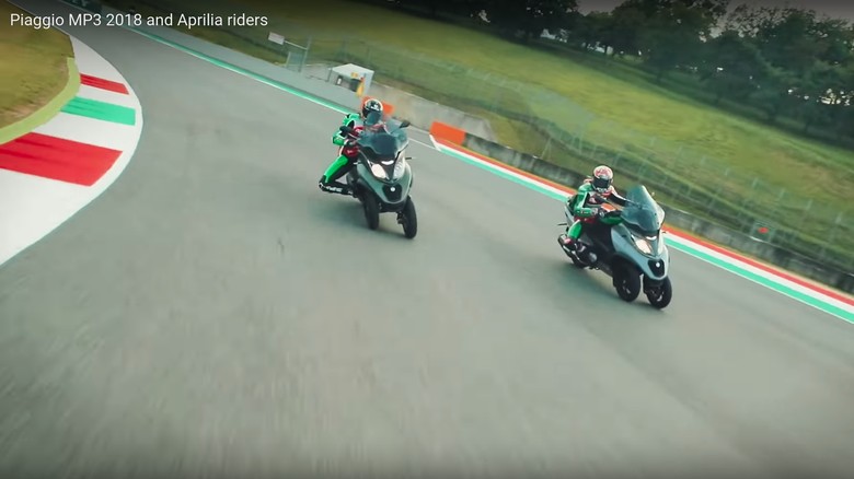 Scott Redding dan Aleix Espargaro Naik Piaggio MP3. Foto: Screenshot Youtube Scott Redding dan Aleix Espargaro Naik Piaggio MP3. Foto: Screenshot Youtube