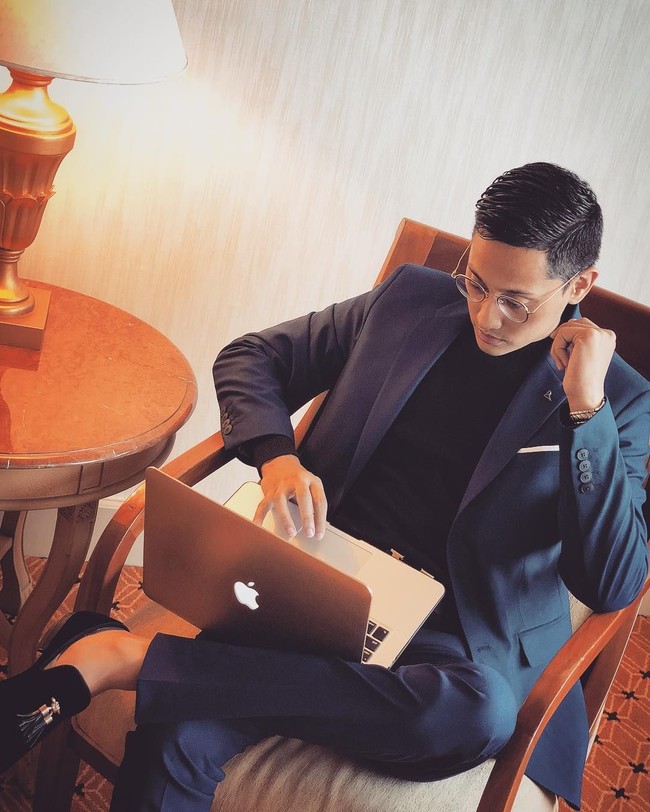 Blazer dengan jahitan yang pas di tubuh menjadi kunci gaya modis Ferri. Perawakannya terlihat lebih gagah. (Foto: Instagram/@ferriuno)