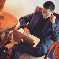 Blazer dengan jahitan yang pas di tubuh menjadi kunci gaya modis Ferri. Perawakannya terlihat lebih gagah. (Foto: Instagram/@ferriuno)