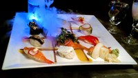 Wah, kalau sushinya tersaji dengan cantik begini sih bikin sayang untuk dimakan. Penyajian makanannya terbilang cantik dan menggemaskan. Foto: Josh Bradford